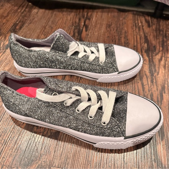 Girls Airwalk Chuck Converse Style sneakers size 2 - Picture 2 of 5